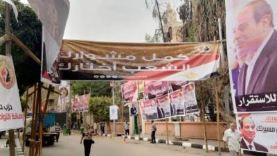 احتشاد عشرات الآلاف بميدان "بالاس" وسط مدينة المنيا لدعم الرئيس السيسي