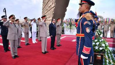 الرئيس السيسي يضع إكليلا من الزهور على النصب التذكاري لشهداء القوات المسلحة