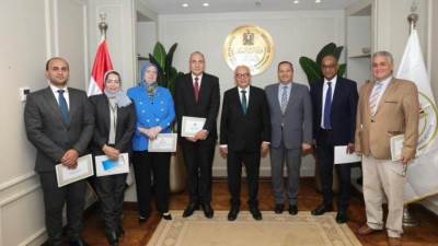 حجازى يكرم المشاركين في الحوار الوطني