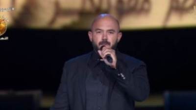 محمود العسيلى يشدو لنصر أكتوبر بالندوة التثقيفية أمام الرئيس السيسي