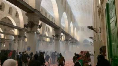 مستوطنون يقتحمون الأقصى.. والاحتلال يواصل غلق الحواجز المُحيطة بالقدس