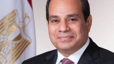 الرئيس السيسي يتسلم هدية تذكارية من رئيس أكاديمية الشرطة