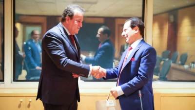 وزير الصحة ونظيره الباكستاني يناقشان تعزيز التعاون بين البلدين في المجال الصحي