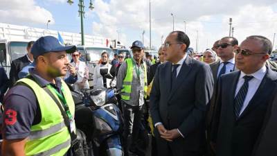 رئيس الوزراء يتابع عمل منظومة إدارة المخلفات بالإسكندرية .. ويشهد اصطفافاً للمعدات الخاصة بها