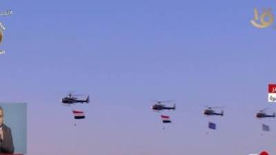 طائرات الهليكوبتر تحمل علمى مصر والقوات المسلحة فى حفل تخريج الكليات العسكرية