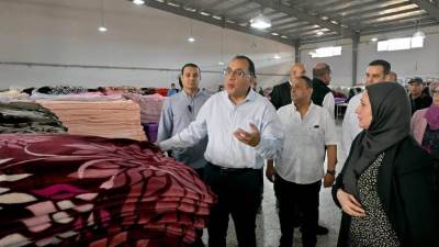 مدبولي يتفقد مصنع "ستايلر" لصناعة البطاطين والسجاد والملابس بالمنطقة الصناعية