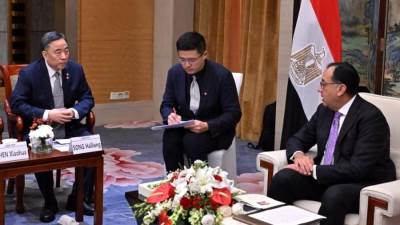 رئيس الوزراء يلتقي رئيس شركة "تشاينا إنرجي" خلال منتدى الحزام والطريق للتعاون الدولي