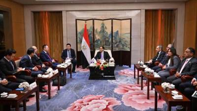 رئيس الوزراء يلتقي رئيس شركة "تيدا" خلال منتدى الحزام والطريق للتعاون الدولي