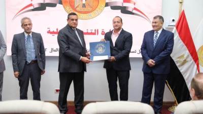 اللواء هشام آمنة : مستمرون في تطوير نظم وبرامج التدريب بسقارة