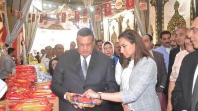 وزير التنمية ونائب محافظ البحيرة يفتتحان منفذ لبيع السلع الغذائية بأسعار مخفضة