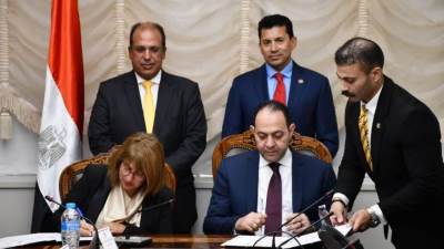 وزير الرياضة ورئيس الجامعة البريطانية يشهدان توقيع بروتوكول تعاون لتعزيز التعاون