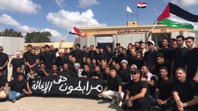 وقفة احتجاجية لشباب التحالف الوطنى للعمل الأهلى المعتصمين أمام معبر رفح