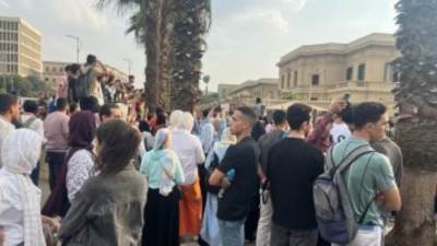 احتشاد آلاف الطلاب أمام جامعة القاهرة تنديدا بالقصف الإسرائيلى لغزة