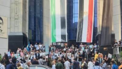 المتضامنون بالوقفة الاحتجاجية يحرقون علم إسرائيل على سلم نقابة الصحفيين