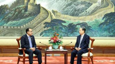رئيس الوزراء يلتقي رئيس اللجنة الدائمة للمجلس الوطني لنواب الشعب الصيني