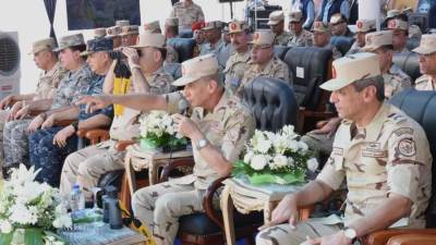 وزير الدفاع يشهد تنفيذ المرحلة الرئيسية لمشروع تكتيكي بالذخيرة الحية