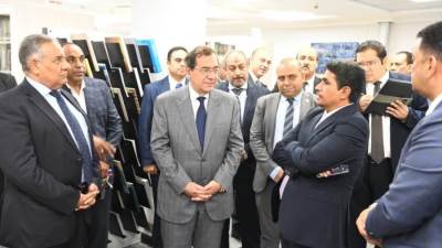 الملا  يتابع تطورات انشاء المنصة الرقمية الموحدة للخامات التعدينية واصدار التراخيص