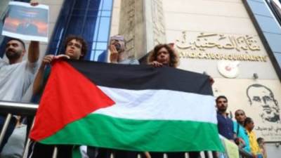 واقفة شامخة بأعلام فلسطين والهتافات تملأ نقابة الصحفيين تنديدا بالعدوان على غزة