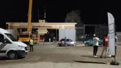 قوافل المساعدات الإنسانية أمام معبر رفح انتظارًا لإدخالها غدًا