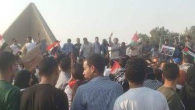 انتهاء الوقفة التضامنية مع القضية الفلسطينية أمام المنصة وفتح طريق النصر