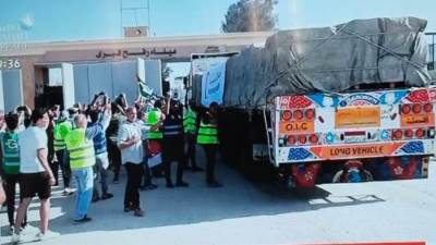 بث مباشر.. عبور شاحنات المساعدات الإنسانية من معبر رفح إلى قطاع غزة