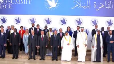 السيسي يتوسط صورة تذكارية مع رؤساء الدول والحكومات في قمة القاهرة للسلام