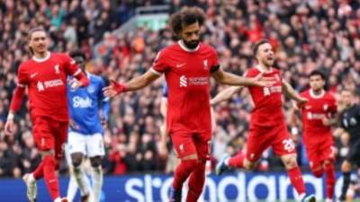 محمد صلاح يقود ليفربول لإسقاط إيفرتون بثنائية وتصدر الدوري الإنجليزي