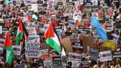 الآلاف يتظاهرون فى لندن لوقف القصف الإسرائيلى على قطاع غزة