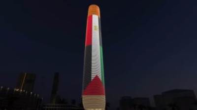 البرج الأيقونى بالعاصمة الإدارية يتزين بعلمى مصر وفلسطين