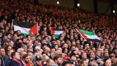 بعد فيديو محمد صلاح.. علم فلسطين يزين مدرجات ليفربول