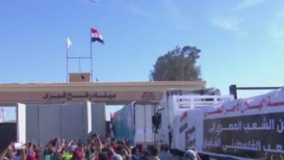 مراسل القاهرة الإخبارية: 17 شاحنة مساعدات جاهزة للدخول إلى قطاع غز