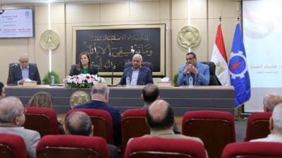 وزراء التنمية والتخطيط والإسكان يشهدون عرضاً من محافظ السويس للمشروعات التنموية والخدمية