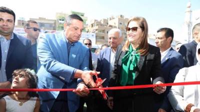 وزراء التنمية والتخطيط والإسكان ومحافظ السويس يفتتحون منفذ بيع السلع الغذائية بحي الأربعين