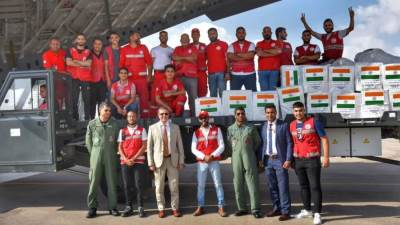 الهند تسلم المساعدات الإنسانية المقدمة للشعب الفلسطيني إلى الهلال الأحمر