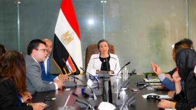 البيئة تلتقى ممثلي شركتي "تتراباك" و "يونيبورد" وتبحث التعاون حول نظام المسئولية الممتدة للمنتج