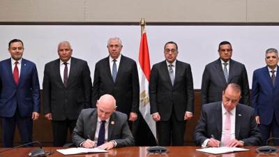 رئيس الوزراء يشهد توقيع مذكرة تعاون مشترك بين هيئة قناة السويس وشركة "بلدنا" القطرية