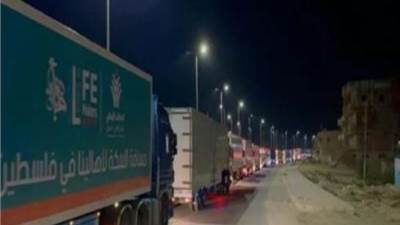 قافلة المساعدات الرابعة تفرغ حمولتها فى الجانب الفلسطينى لمعبر رفح