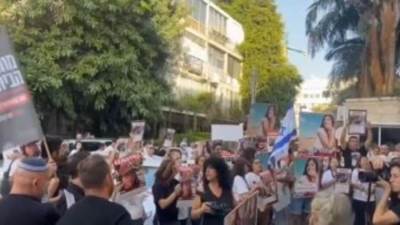 إعلام إسرائيلي: أسر الأسرى يطالبون بوساطة مصرية للإفراج عن أبنائهم في غزة