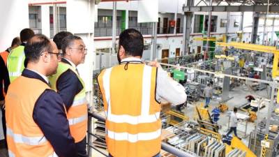 رئيس الهيئة العامة للاستثمار يتفقد توسعات مصنع شنايدر إلكتريك بمدينة بدر