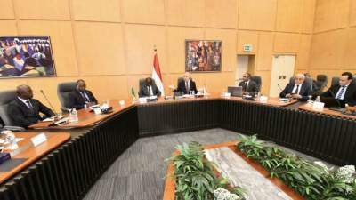 وزير الإسكان يعرض على نظيره الزامبى تجربة مصر فى مجال إسكان محدودى الدخل