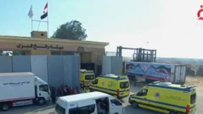 القاهرة الإخبارية: مزدوجو الجنسية ينهون إجراءات عبورهم معبر رفح للجانب المصرى