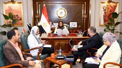 وزيرة الهجرة تلتقي خبيرا مصريا لبحث تدريب الممرضين وإنشاء مركز متخصص في جراحات الأجنة