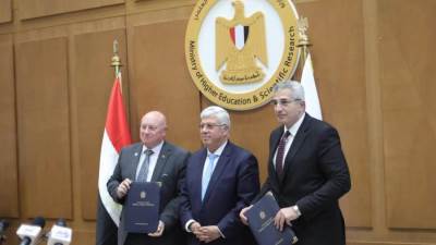 وزير التعليم العالي يلتقي وفد الكلية الملكية للجراحين في أدنبرة بالمملكة المتحدة