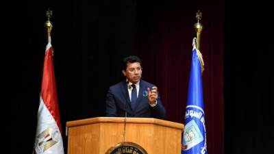 شباب جامعة قناة السويس يستقبلون الدكتور أشرف صبحي داخل حرم الجامعة 