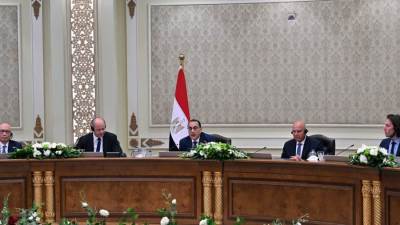 "مدبولي" يترأس مائدة مستديرة بحضور مسئولى كبرى الشركات العالمية في مجال النقل والملاحة البحرية