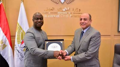 وزير الطيران المدني يستقبل وزير النقل والطيران بجمهورية سيراليون لبحث سبل التعاون