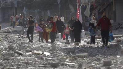 سكان غزة النازحون يلجأون للبحر في الشرب والاستحمام وغسيل الملابس