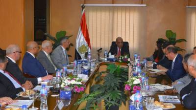 وزير قطاع الأعمال العام يجتمع برؤساء شركات الأدوية التابعة