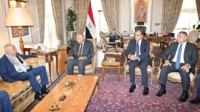 وزير الخارجية يلتقي أمين سر اللجنة المركزية لحركة فتح في القاهرة