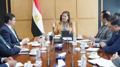 وزيرة التخطيط تلتقي بالفريق التنفيذي لبنك ستاندرد تشارترد لدعم سبل التعاون